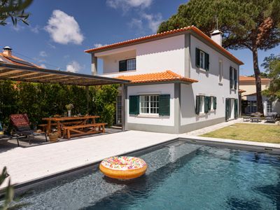 Relaxing home with pine trees, quiet garden & pool