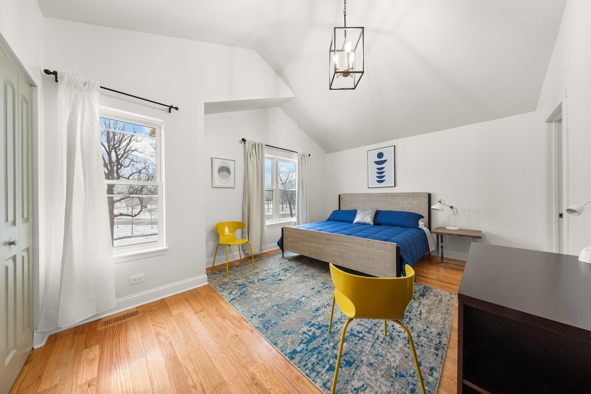 Perfect Location Across from Park & Train Station gallery image 4