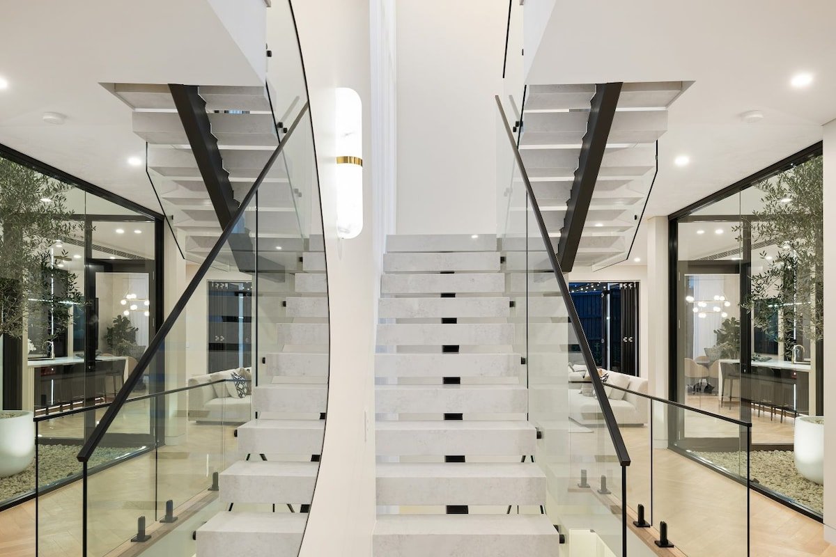 Exceptional Luxurious Duplex in an Great Location gallery image 4