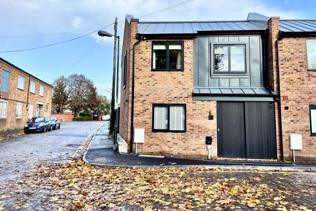 Barton Suites- Luxury Home 2 of 2. Sleeps 6 gallery image 3