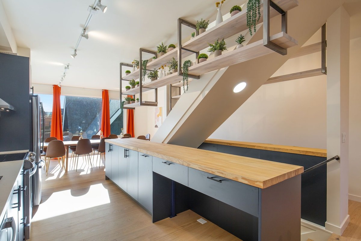 Walk to CapHill 4B4B w/EV Rooftop 6 Beds Sleeps 12 gallery image 2