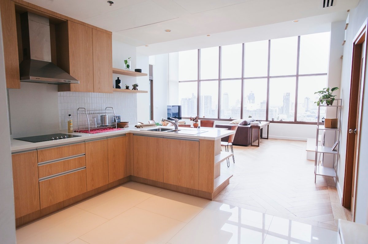 Designer HUGE 2 BR Duplex, Steps to BTS,EMQUARTIER gallery image 4