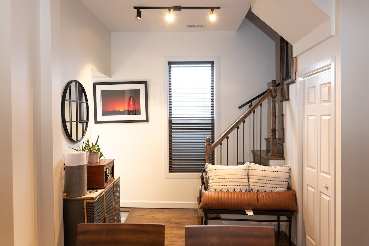 Charming & Comfy Gem ~ 10 Mins to Downtown ~Patio! gallery image 5