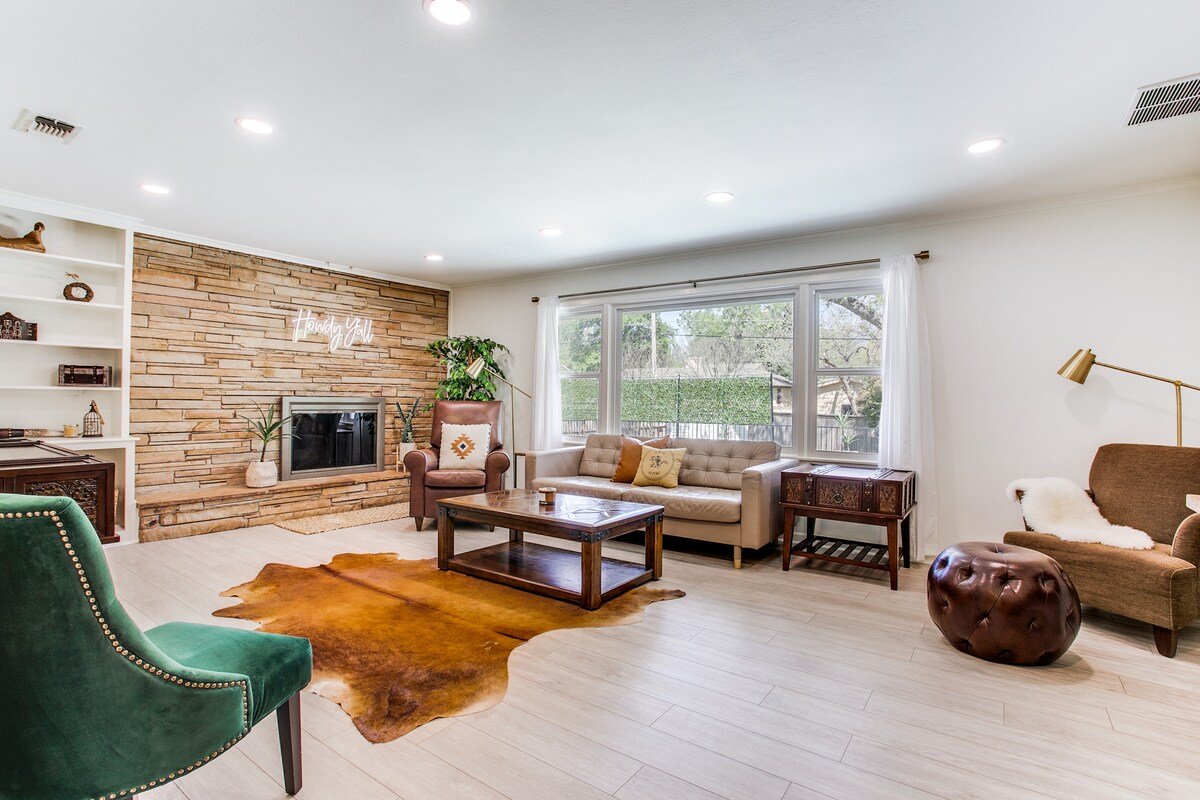 Cowtown Oasis w/ Gated Pool, Huge Backyard, BBQ! gallery image 3