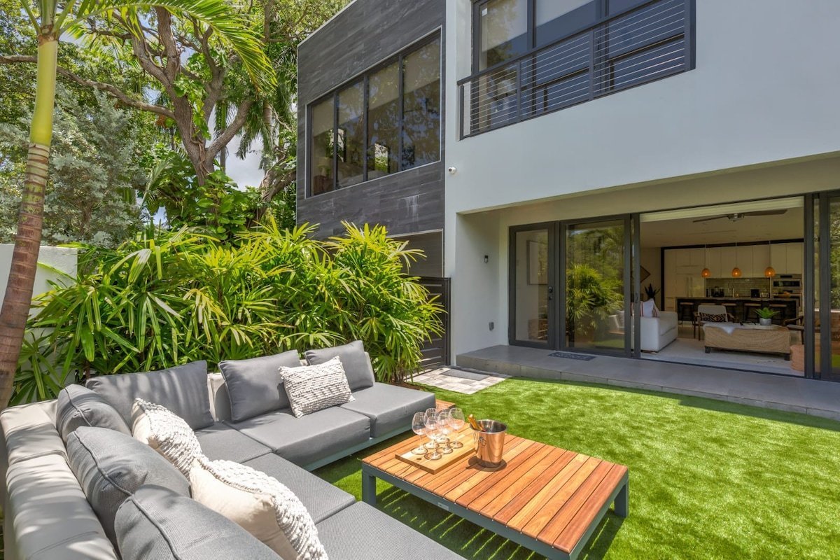 NEW Mansion WALK to LAS OLAS HOSTS 14 gallery image 4