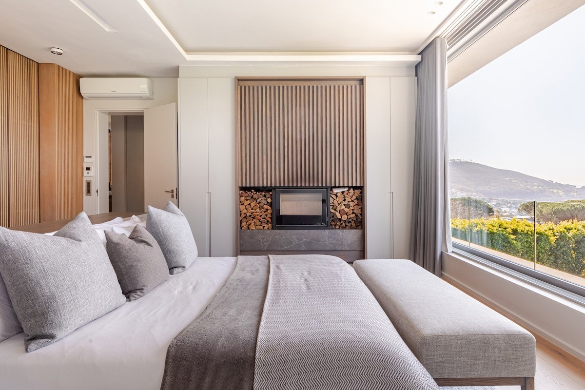 Stunning 4-Bedroom Higgovale Home with Views gallery image 5