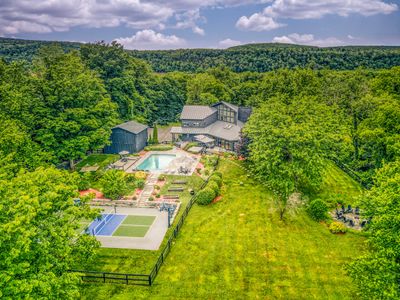 Family Manor Sleeps 18 w Pickleball, Pool, HT, FP