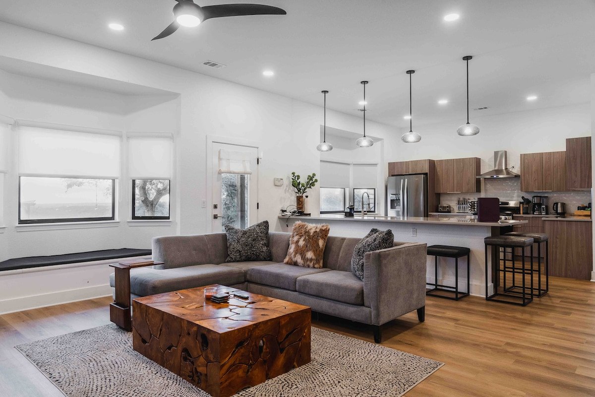 The VIEW•Pool•Spa•Goats•Chickens Sleeps 20|13 beds gallery image 4