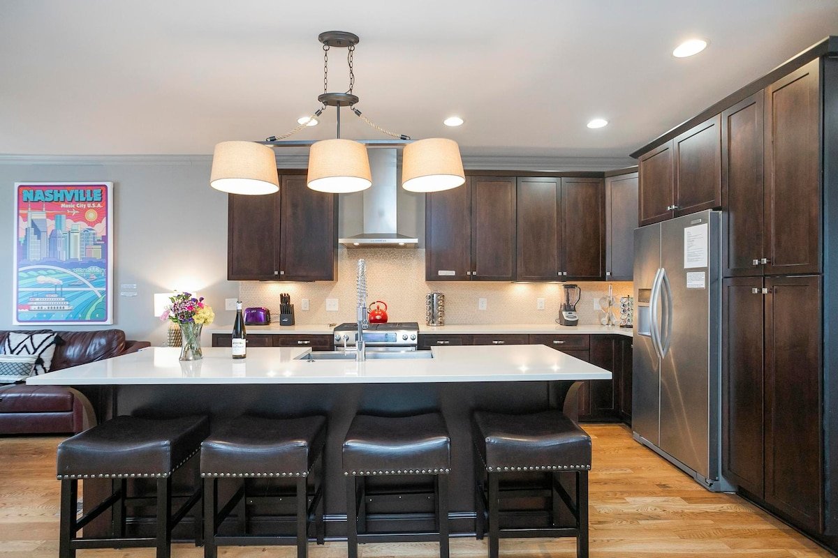 Spacious Townhouse Roof Deck/Views Near Music Row gallery image 4