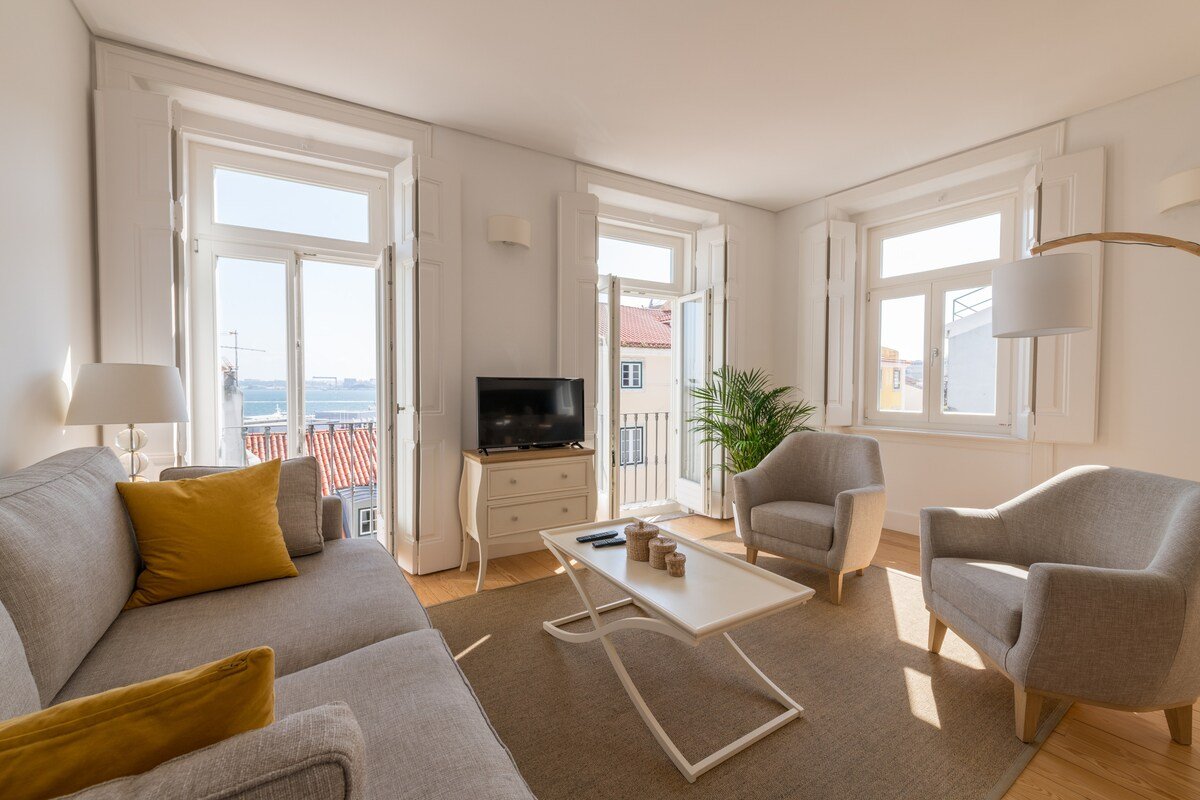 Alfama by the cathedral gallery image 4