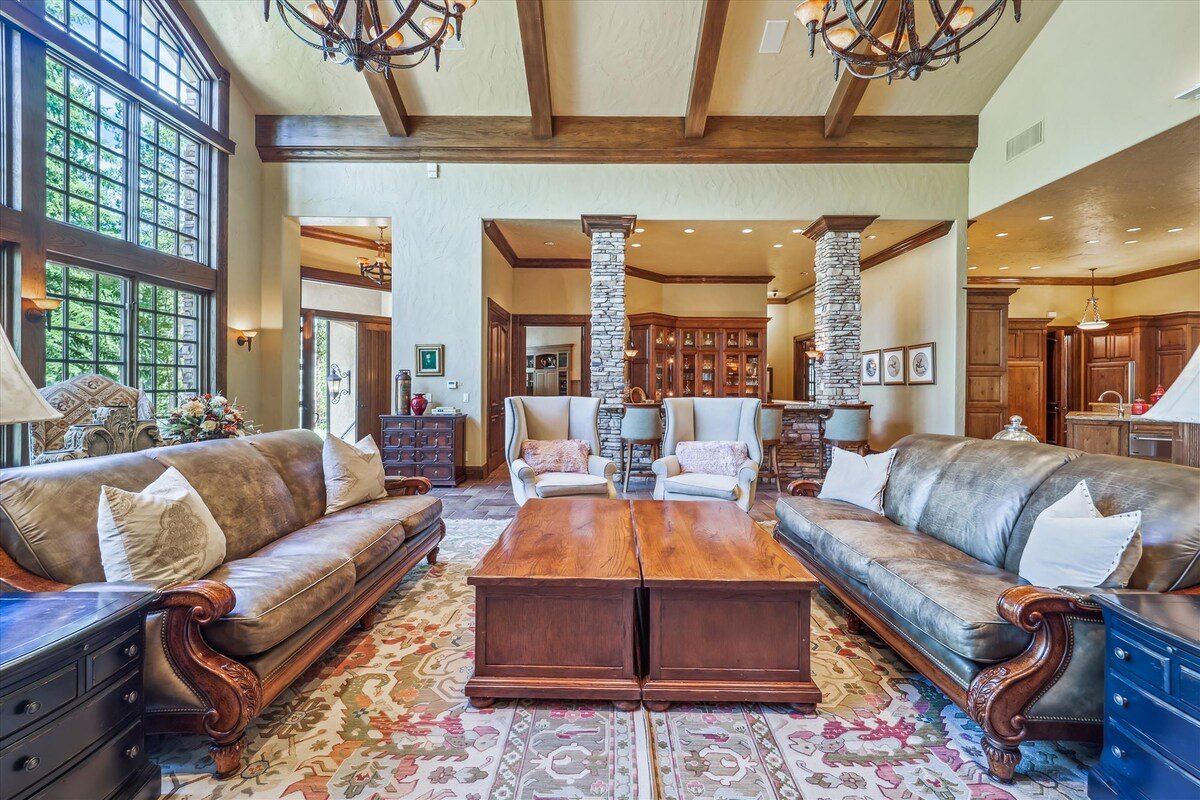 Gold King Retreat: Beautiful Large Home – Hot Tub! gallery image 5