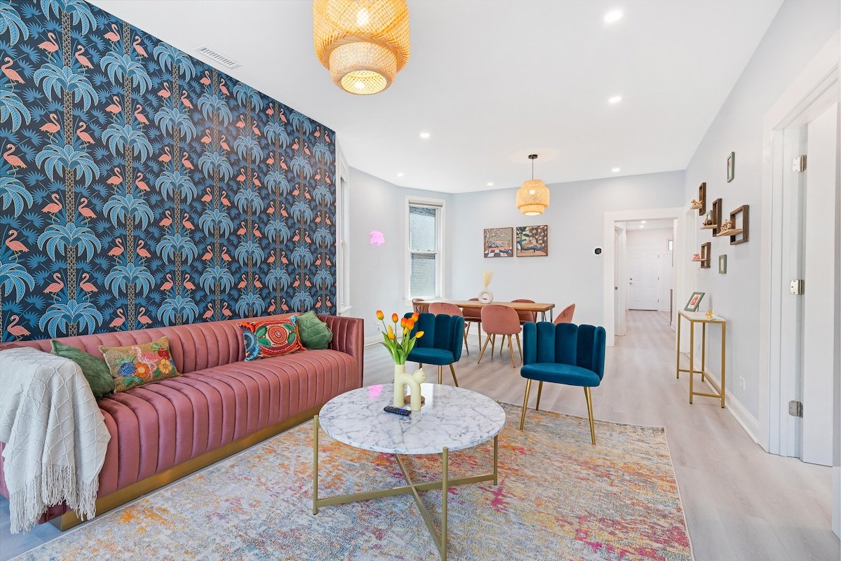 Fun Christmas Retreat, Walk to Wrigley Winterland! gallery image 3