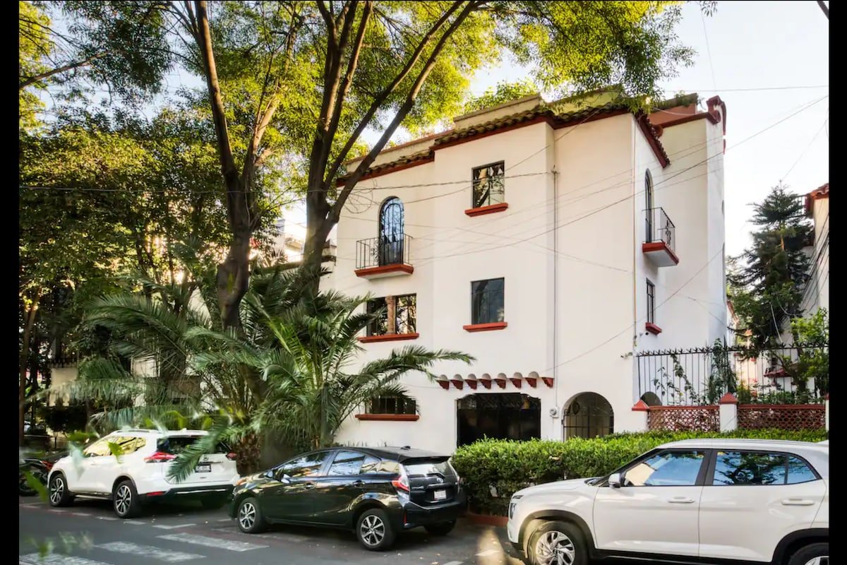 Iconic Art Deco Gem | 4 Suites & Rooftop | Condesa gallery image 4