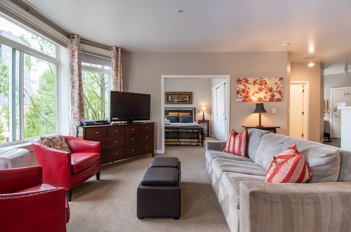 Stunning 2 Bedroom 2 Bath Home in Seattle!⁴ gallery image 3