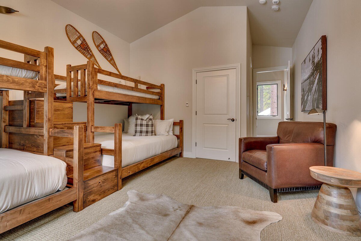 Stunning Yard, Luxury Home, Hot Tub (Mill Creek) gallery image 4