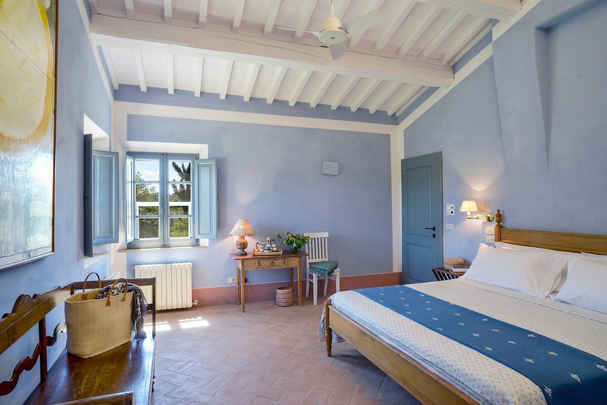 Farmhouse on top wine estate in Montepulciano gallery image 2