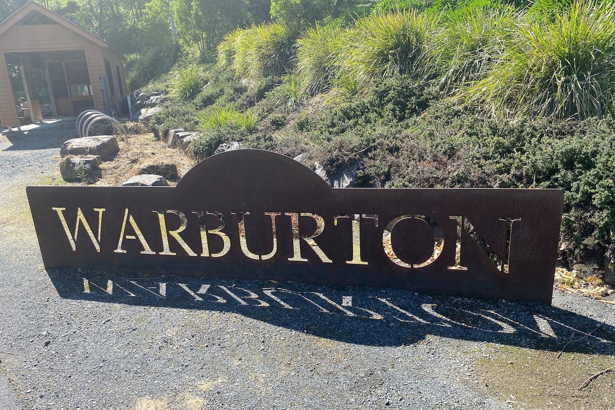 Large house, heart of Warburton (Birdwood House) gallery image 3