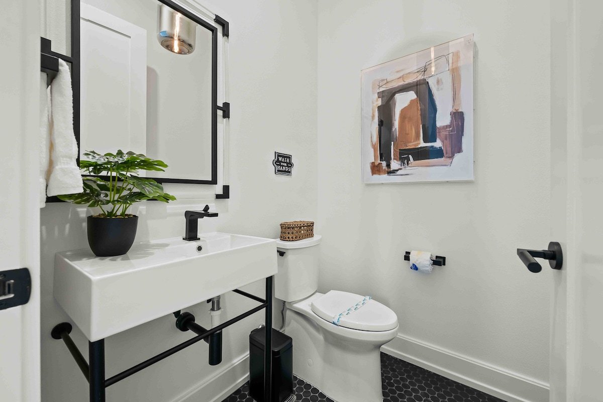 Luxury home with Golf Cart, Bikes, Pool and Spa! gallery image 2