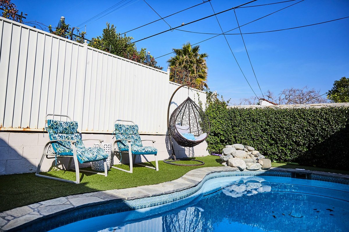 Stunning 5* Beverly Hills remodeled +pool. Safe!