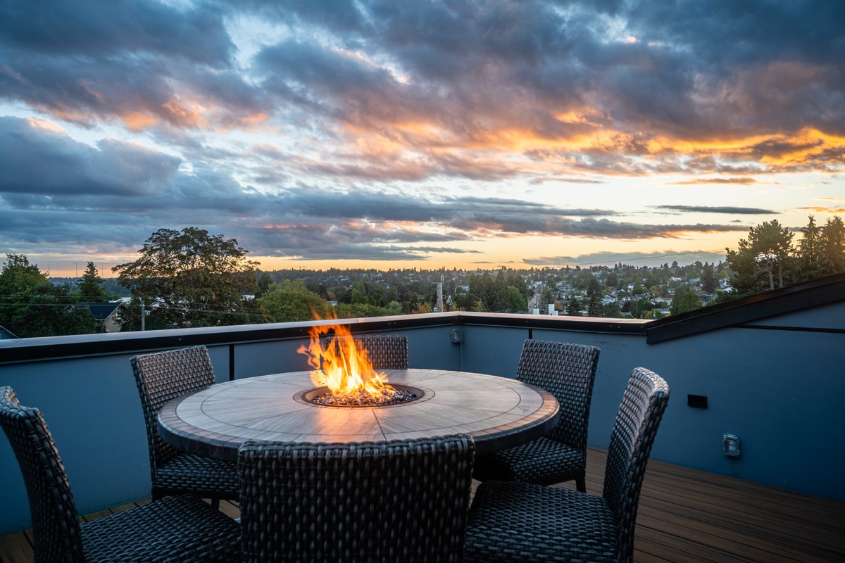 Green lake Home | Rooftop | Parking | Covered deck