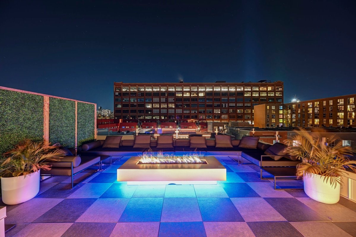 CLUBHAUS Premium XL Penthouse, Rooftop Hot Tub, Sleeps 16 gallery image 3