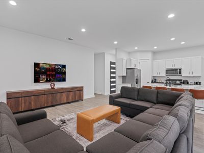 Up to 12 Guests – Luxury Downtown Access – Modern