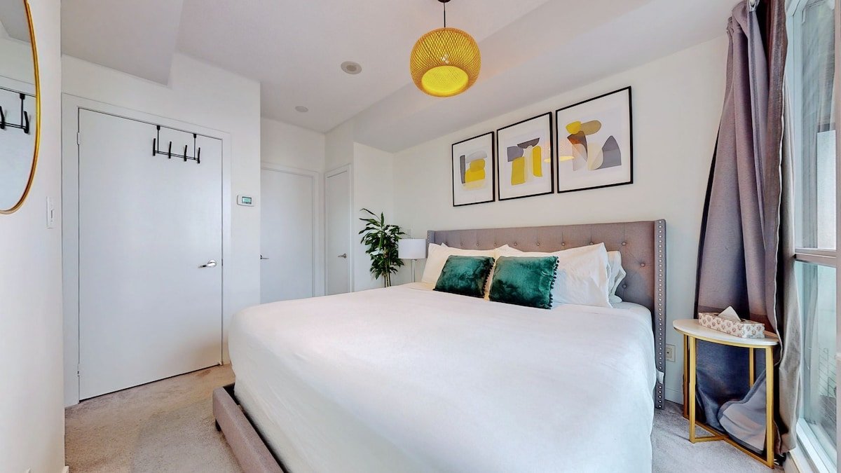 Stylish condo w/Beautiful city and lake view gallery image 4