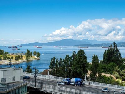 Beachfront Upscale Downtown Condo & Free Parking