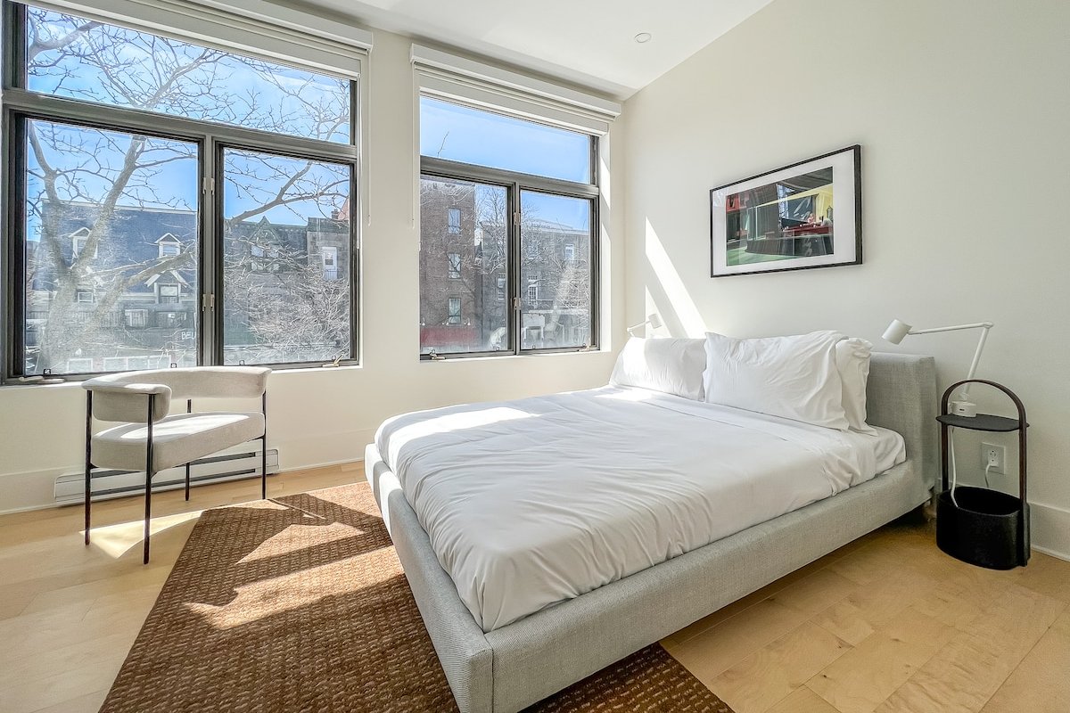 Luxurious 2BR – Plateau Mont-Royal 201 gallery image 5