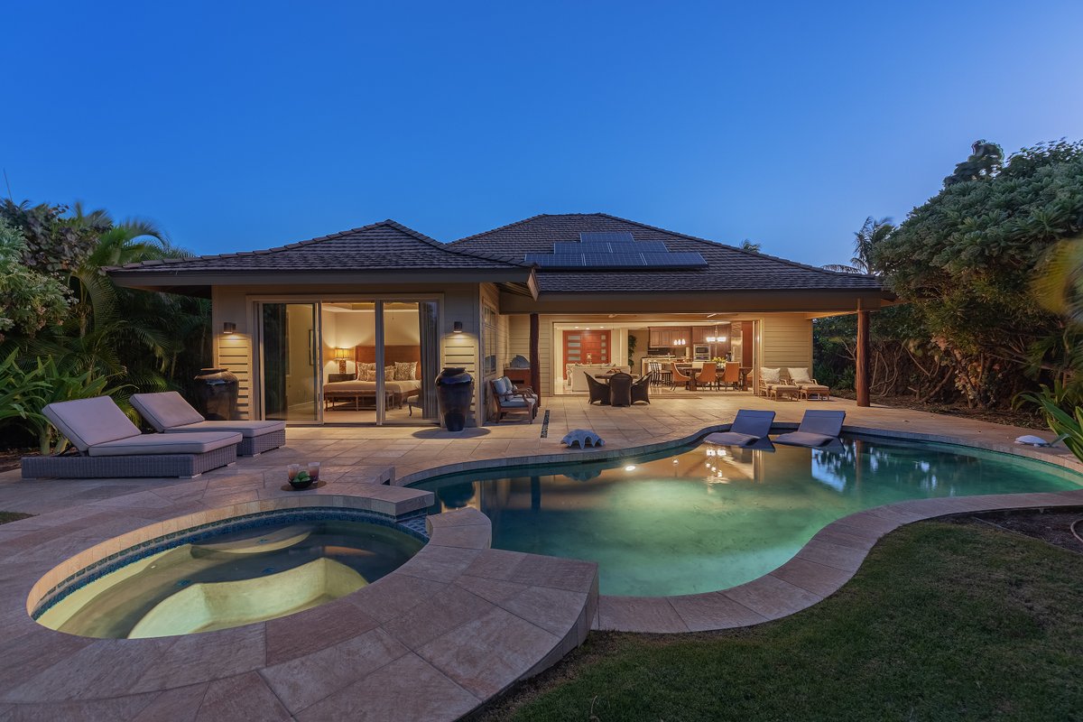 Beautiful 3 Bedroom Home at KaMilo with Pool!