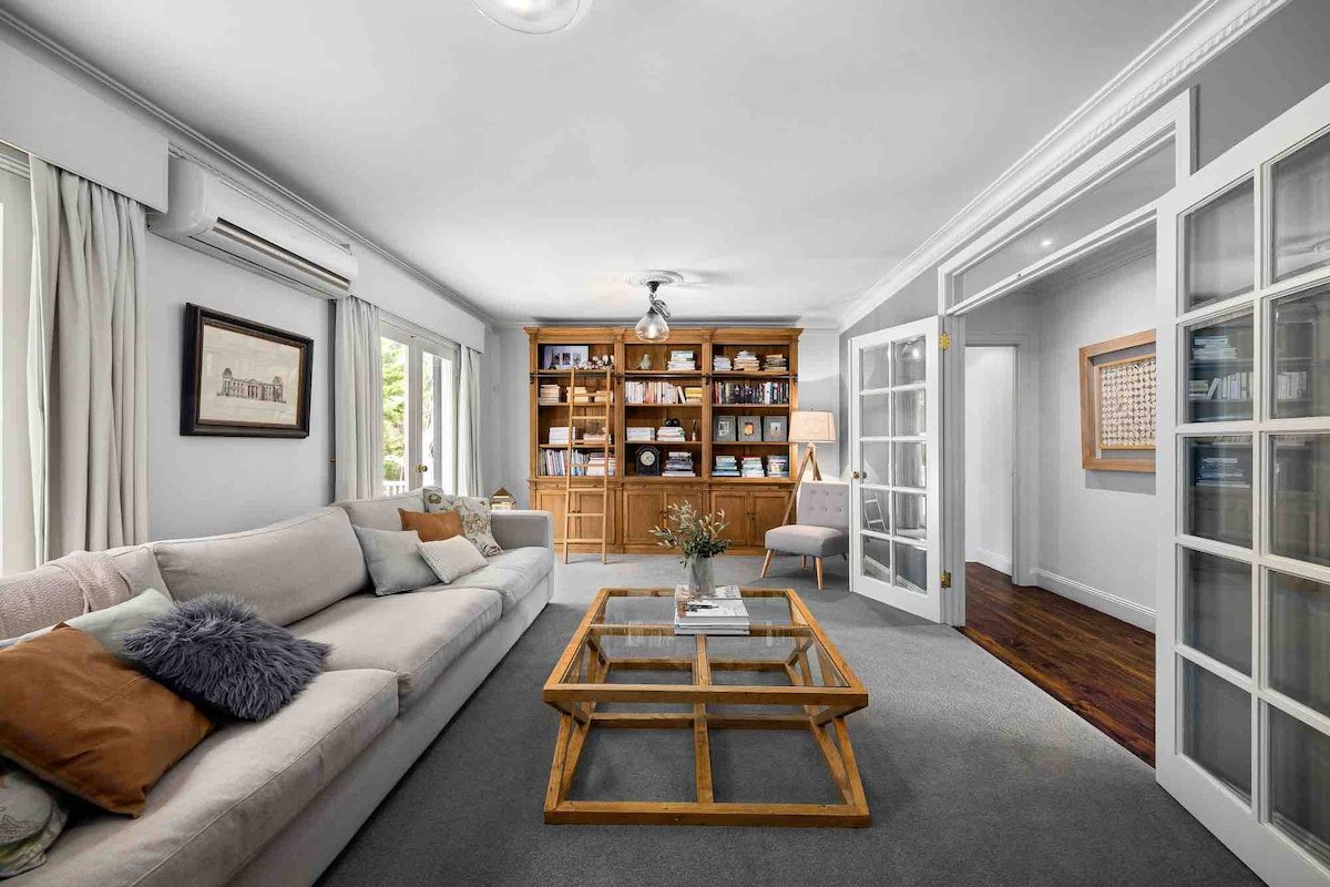 Kotor House. Walk to shops and beach! gallery image 4