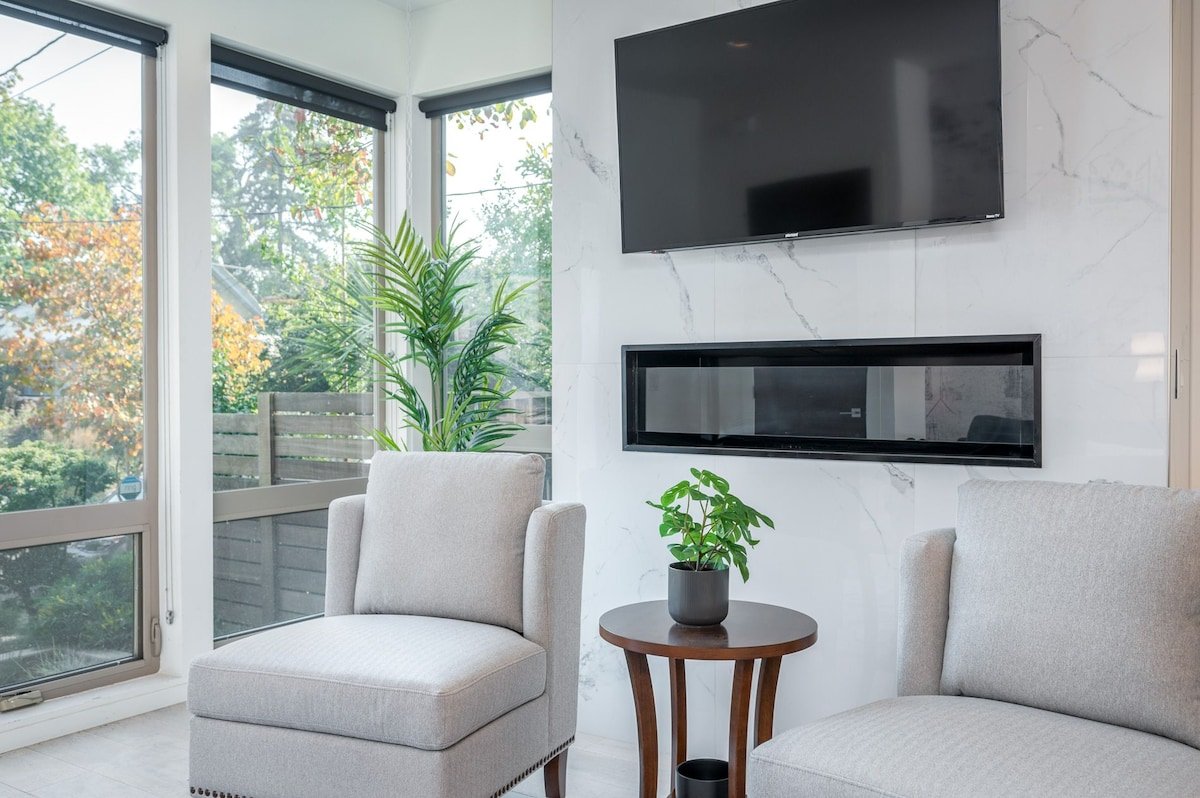 Modern home blocks from trendy Mississippi Ave gallery image 5