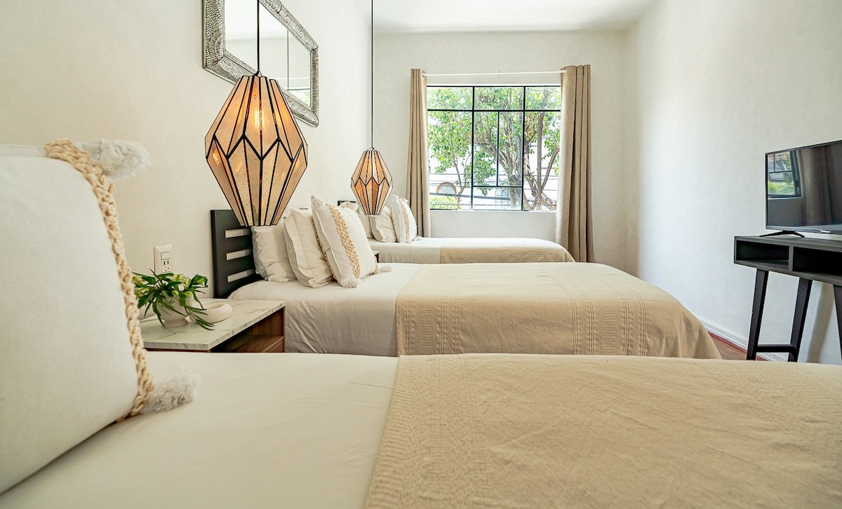 Superb villa in Condesa with huge patio gallery image 5