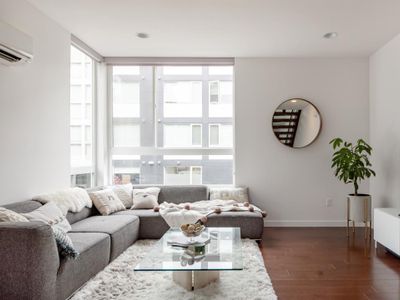 Trendy Seattle 4BR Loft – Rooftop Views & Parking