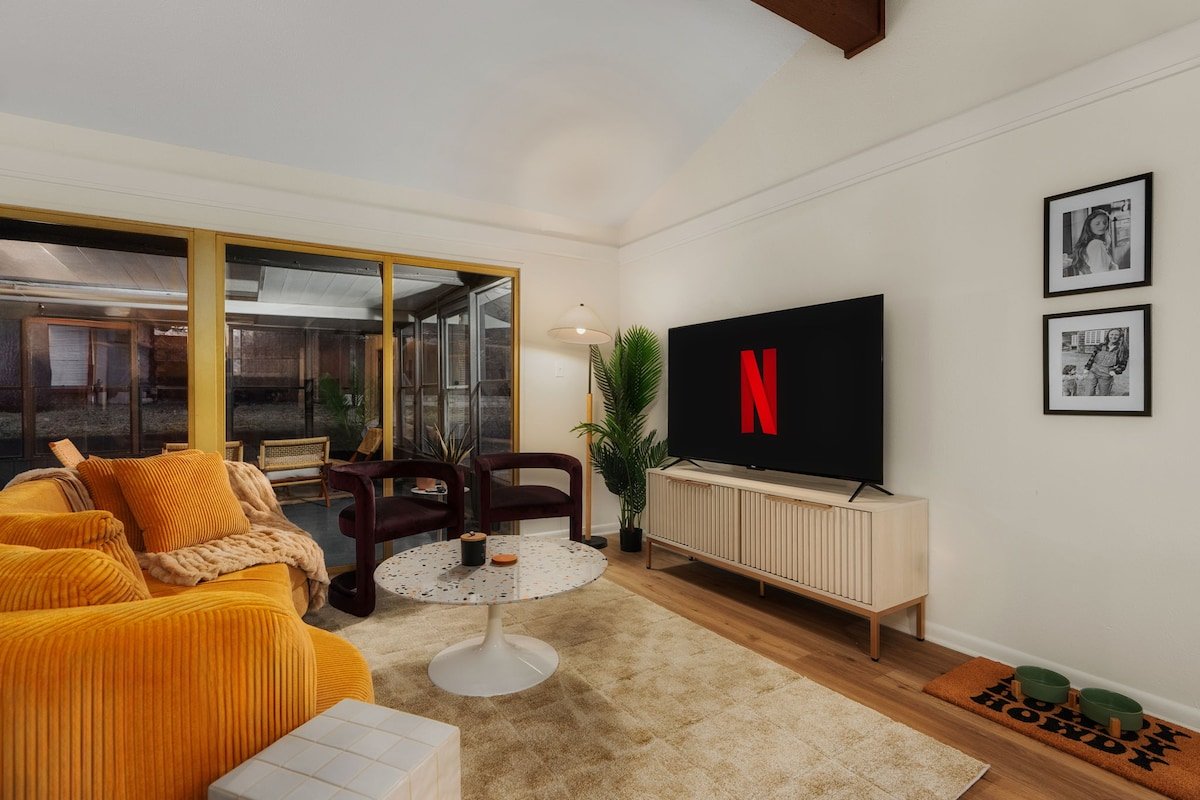 Private Pool-Game Room, Foosball & Movie Projector gallery image 4