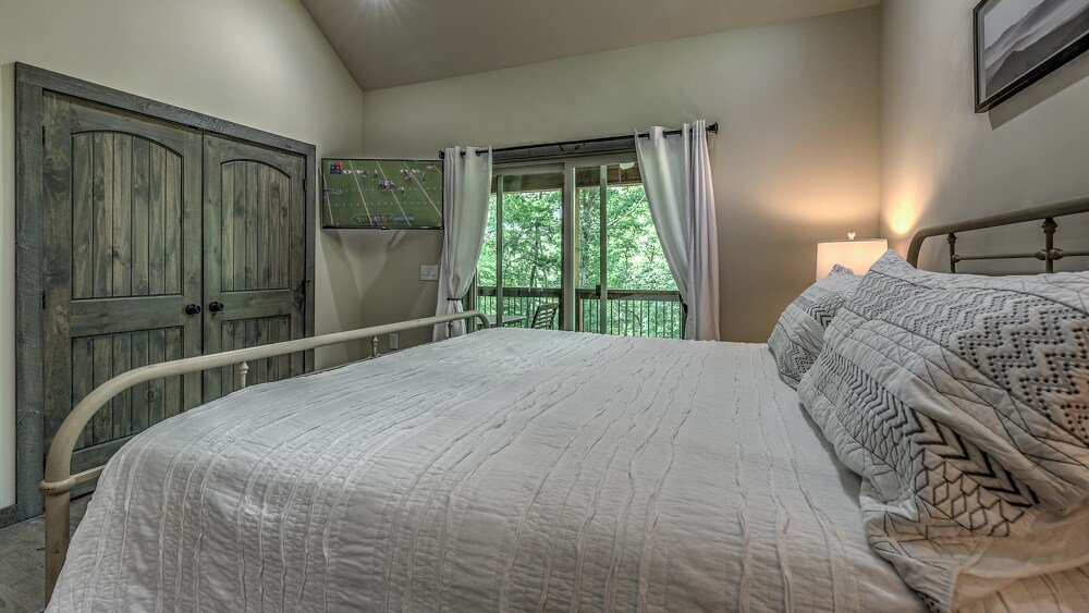 Whitetail Bluff- HotTub, Shuffleboard, Arcade Game gallery image 4