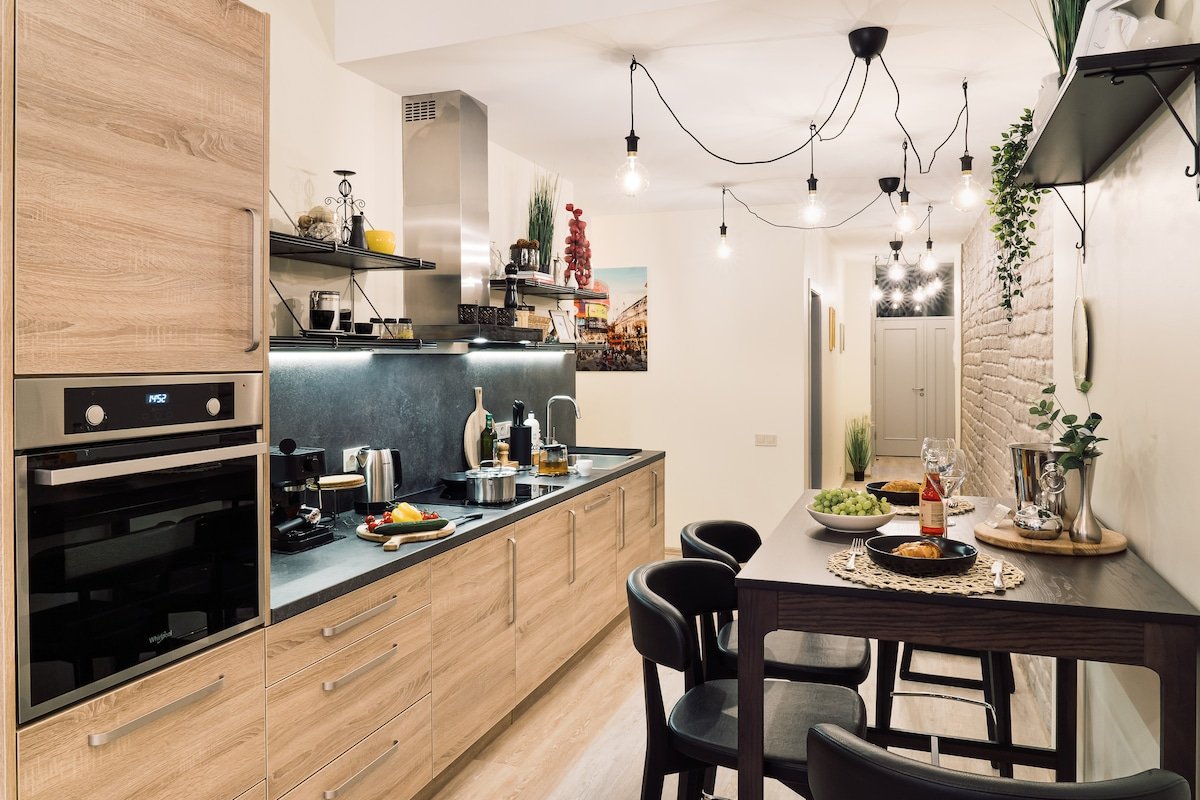 Morrison Apt/15 guests/7 BD/Self Check-In/Old Town gallery image 3