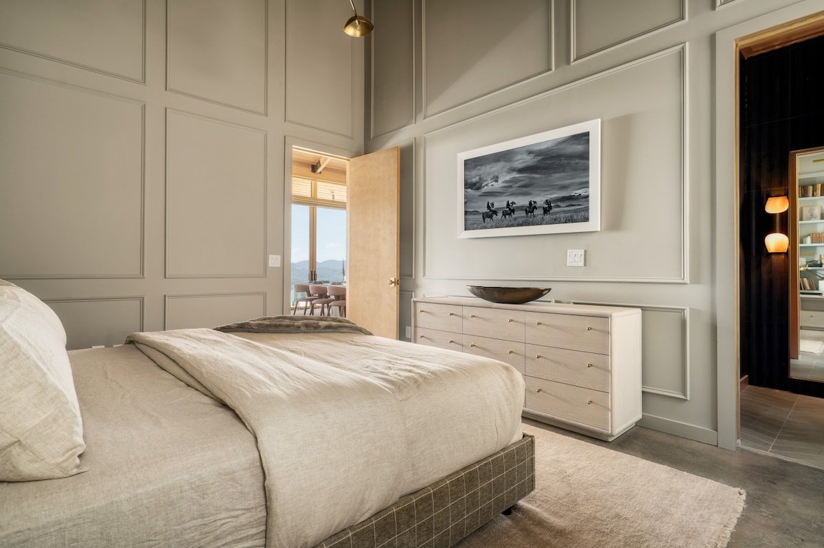 The Glass Frame – Peak Elegance & Luxury gallery image 2