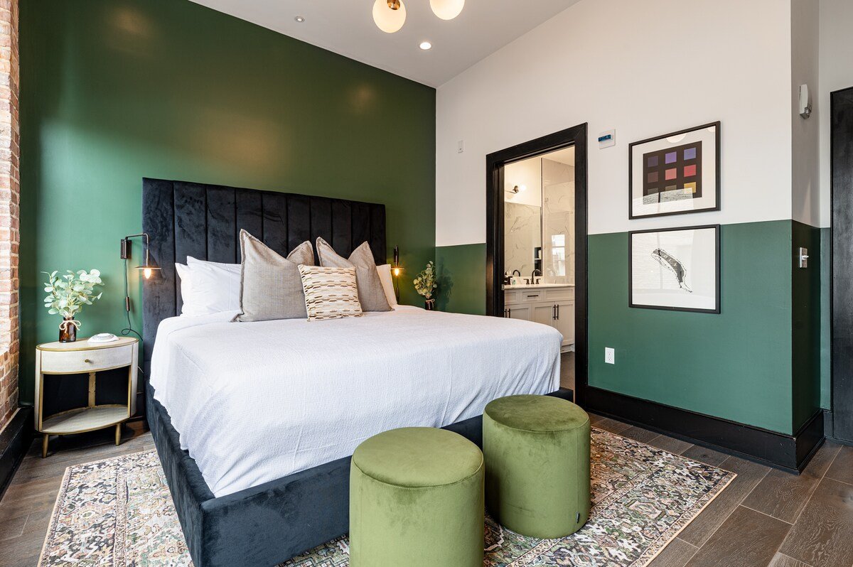 Luxe Downtown 4BD/4BA with 2 Queen Sleeper Sofas gallery image 5