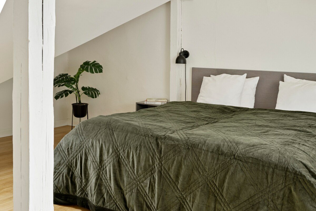 Spacious Attic Apartment for 5 gallery image 5