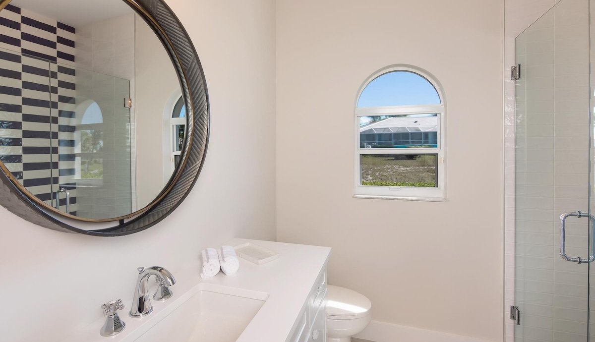 Sea Spray gallery image 2