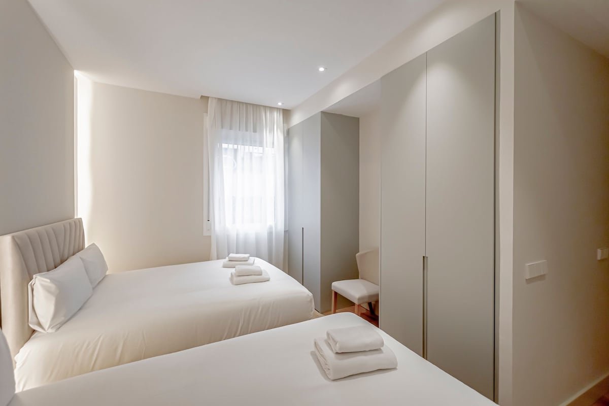 Stylish 5BR Flat w/ terrace gallery image 5