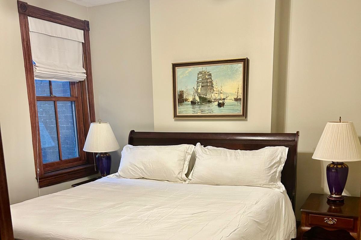 Stately & Central Capitol Hill Townhouse gallery image 5