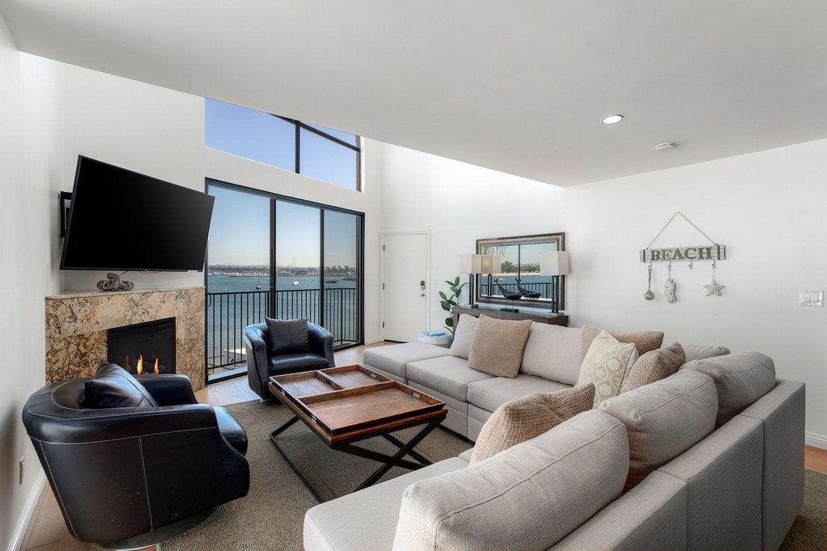Bayfront Penthouse w/ Firework and Water Views! gallery image 2