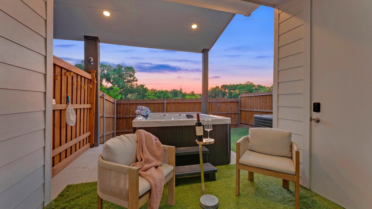 Luxe 6BR Retreat • 2 Hot Tubs • Dual Game Lounges gallery image 3