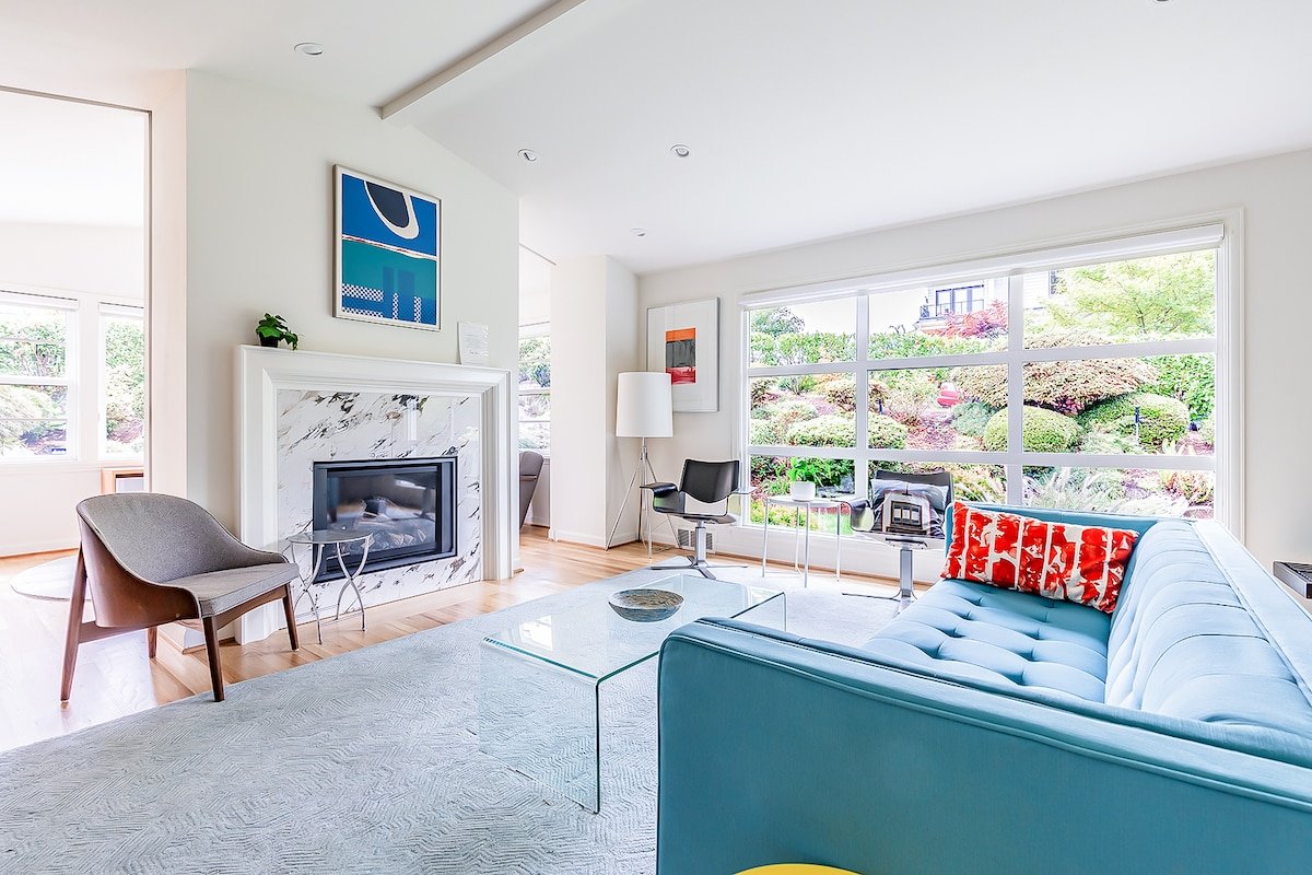 Classic 4BR Escape | Modern Comfort Near Lake gallery image 2