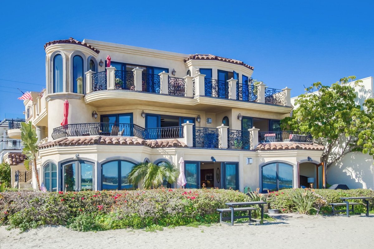 Villa Italia 2 | 4BR Scenic Waterfront w/ Patio
