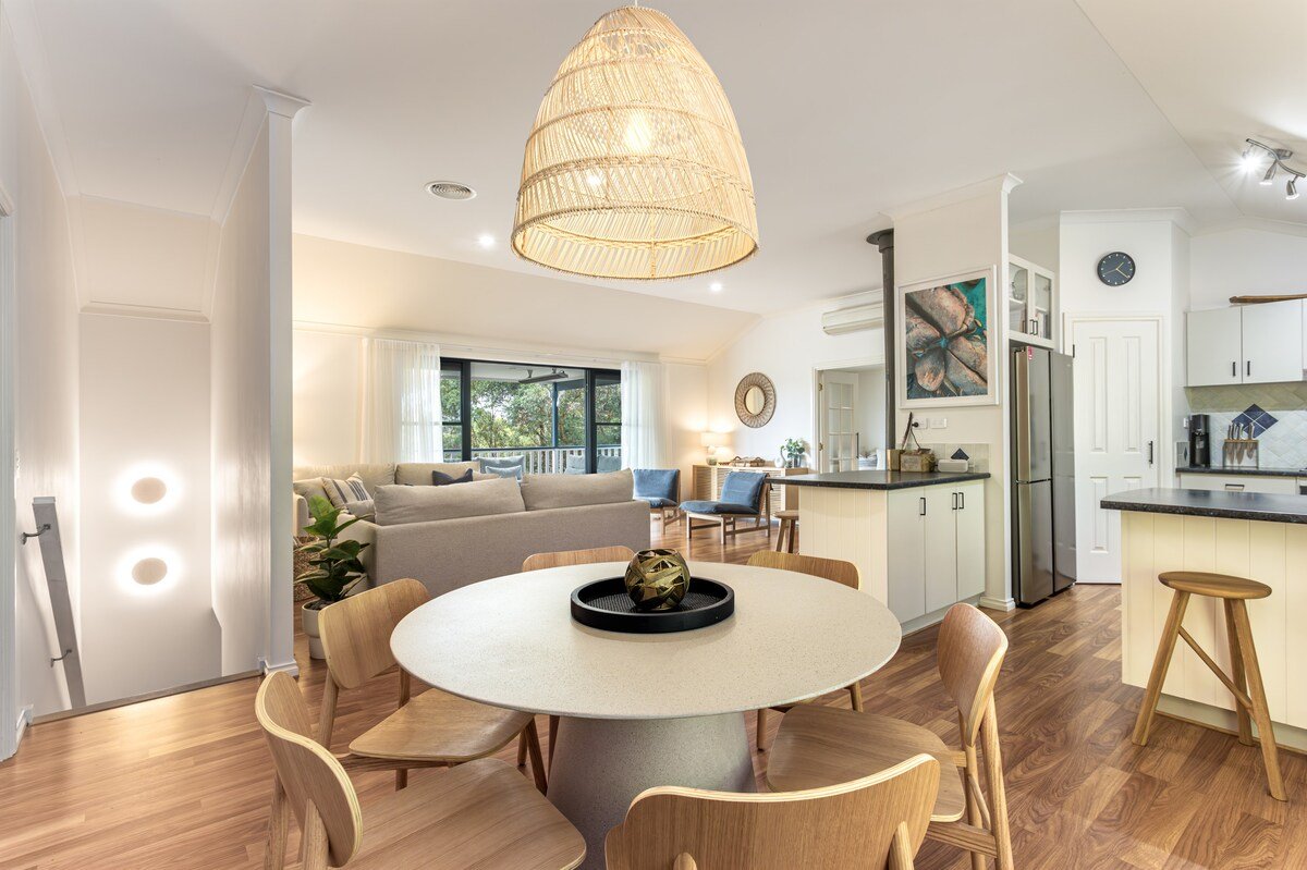 Oceanview Luxury Retreat Amongst the Trees gallery image 4