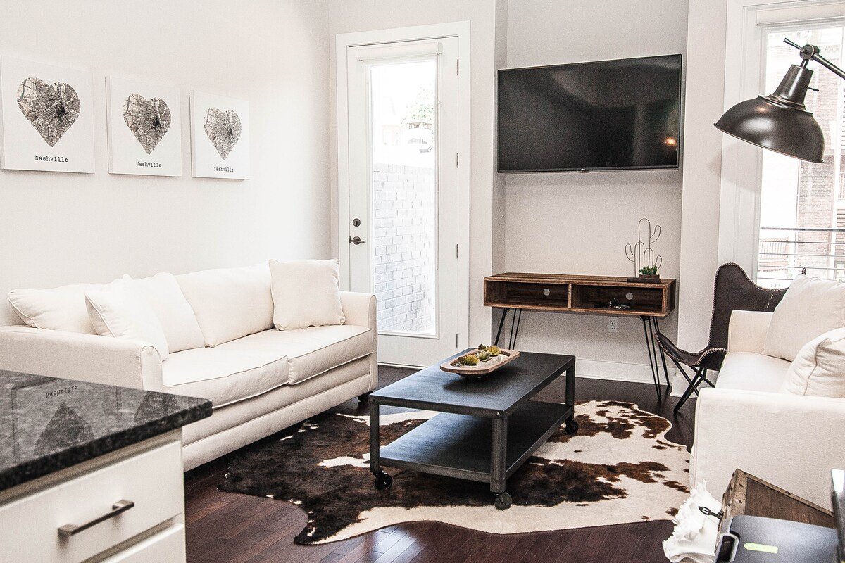 ComboNash Retreat 2 Units 4BR 4.5BA 1 Mi Broadway gallery image 3