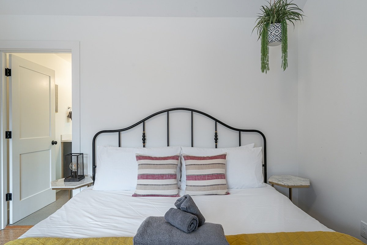 Bright and modern 2bd/2.5ba- close to Alberta st! gallery image 5